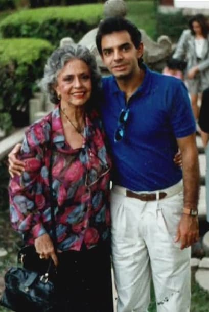 <b><a href="http://www.univision.com/temas/eugenio-derbez">Eugenio Derbez</a></b> está continuando con el legado de actores que comenzó su madre, la primera actriz 
<b>Silvia Derbez</b>.