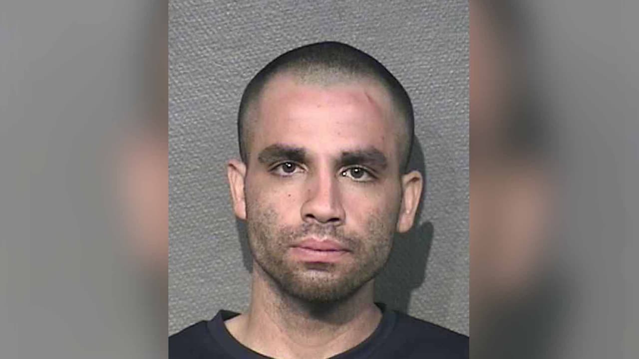 Troy Ray Herrington, las autoridades lo buscan por posesión de sustancias controladas y por conducir bajo los efectos del alcohol.