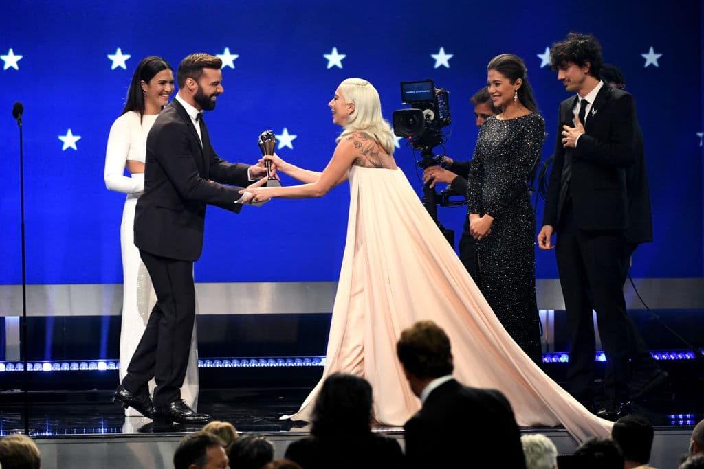 <b><a href="https://www.univision.com/san-antonio/kbbt/entretenimiento/lady-gaga-thanks-fiance-in-speech">Lady Gaga ha sido nominada</a></b> en varias 
<a href="https://www.univision.com/entretenimiento/lady-gaga-julia-roberts-y-otras-celebridades-que-deslumbraron-con-su-look-en-los-golden-globes-2019-video">premiaciones de cine</a> gracias a su participación en la película 'A star is born', no solo por su actuación, también por interpretar 'Shallow', el tema principal de la historia.
<br>