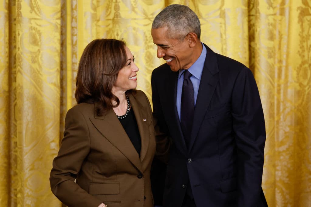 El expresidente Barack Obama la y vicepresidenta Kamala Harris en un evento en la Casa Blanca en abril de 2022.