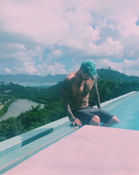 También comparte con sus millones de fans sus viajes por todo el mundo.