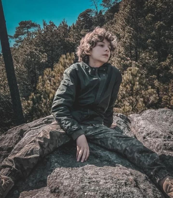 En medio de sus compromisos laborales como actor y modelo, el jovencito se da tiempo para respirar aire puro en el bosque.