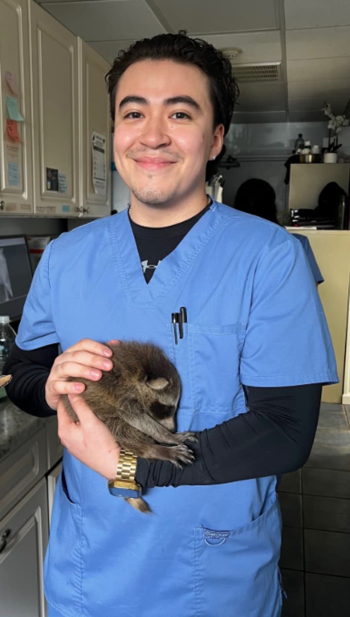 Desde su casa en Nueva York, Héctor Mares dijo que su hijo estaba al cruzar la calle Lucila Silva, cerca del bar 'Refugio para hombres maltratados' en La Perla, cuando se armó una discusión que culminó a balazos.