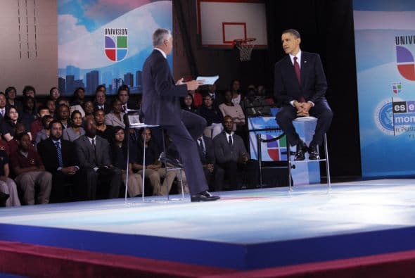 Días atrás, Obama presidió una asamblea vecinal en una escuela secundaria de Washington situada a escasos cinco kilómetros de la Casa Blanca, donde dos tercios de los estudiantes son hispanos. La asamblea, transmitida por la red de TV en español Univision, se superpuso con el discurso presidencial en vivo sobre Libia y aún así tuvo una audiencia de 2.7 millones.