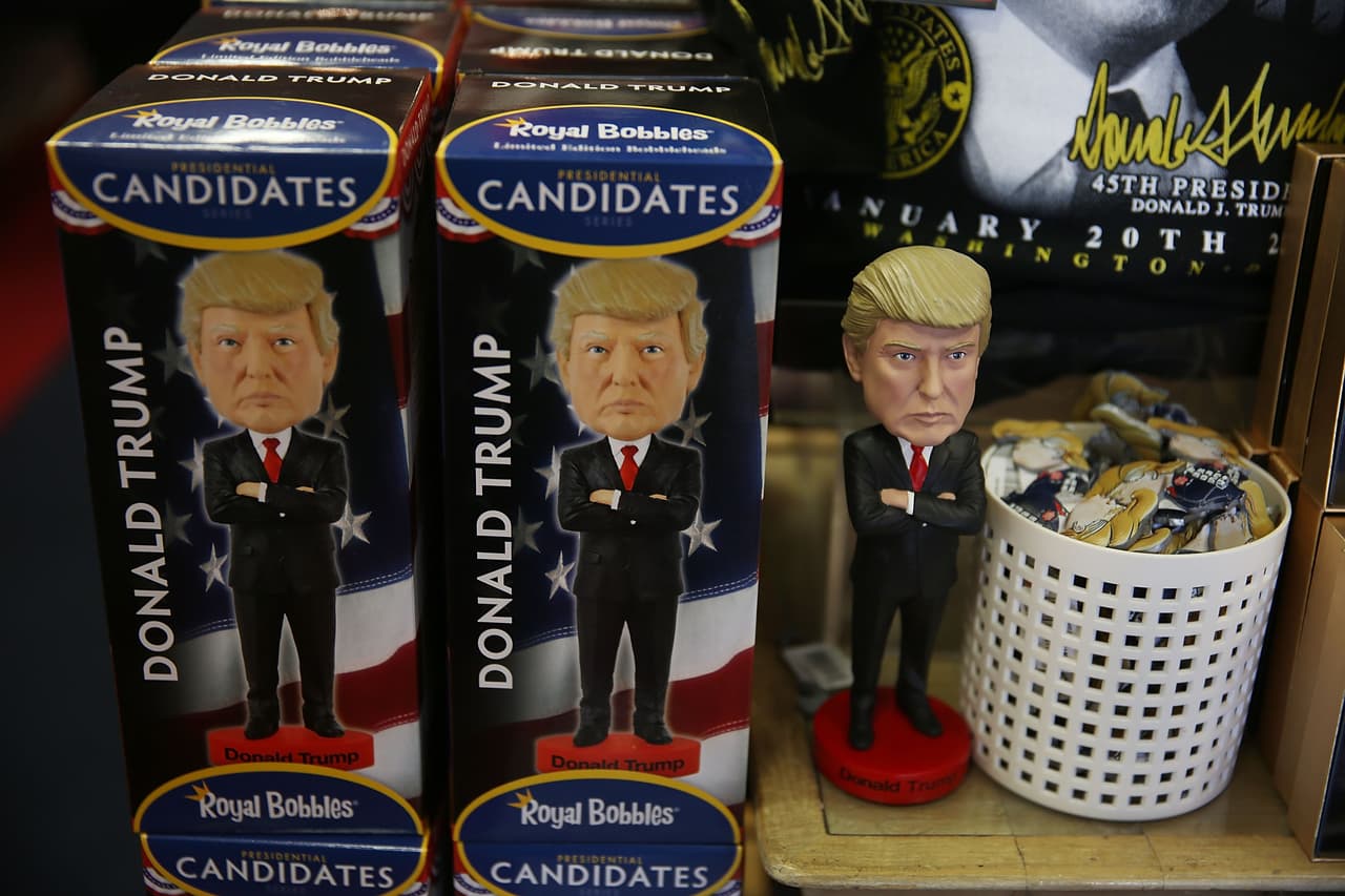Un muñeco con la figura de Donald Trump está a la venta en la tienda de regalos de la Casa Blanca.
<br>