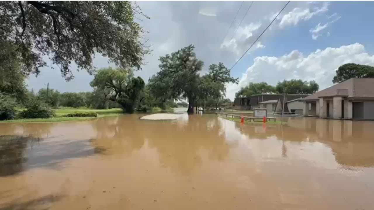 En Uvalde County, el 
<b>río Leona</b> alcanzó niveles peligrosos y se desbordó. La Ciudad de Uvalde emitió una 
<b>orden de evacuación obligatoria para las zonas afectadas por las inundaciones</b>.
<br>
<br>Las autoridades pidieron a quienes viven cerca del río Leona trasladarse a terrenos elevados.