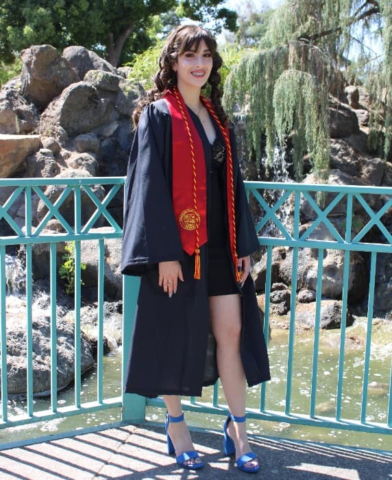 <b>María Aguiñiga</b> — California State University, Stanslaus
<br>
<br>"María es la primera en su familia en graduarse de la universidad y obtener licenciaturas en justicia criminal y español. Ella es hija de padres mexicanos, José Luis y Martha Aguiñiga. !Sí se Pudo!"
