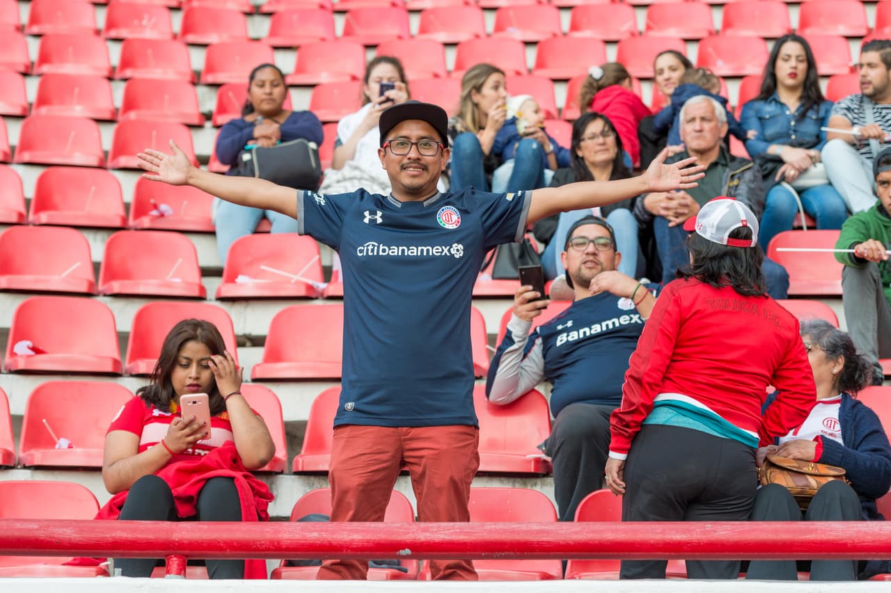 Con la ventaja de ser locales, los aficionados del Necaxa fueron los que primero llegaron al estadio Victoria pero al final se llenó de color y buen ambiente junto a los fanáticos del Toluca.