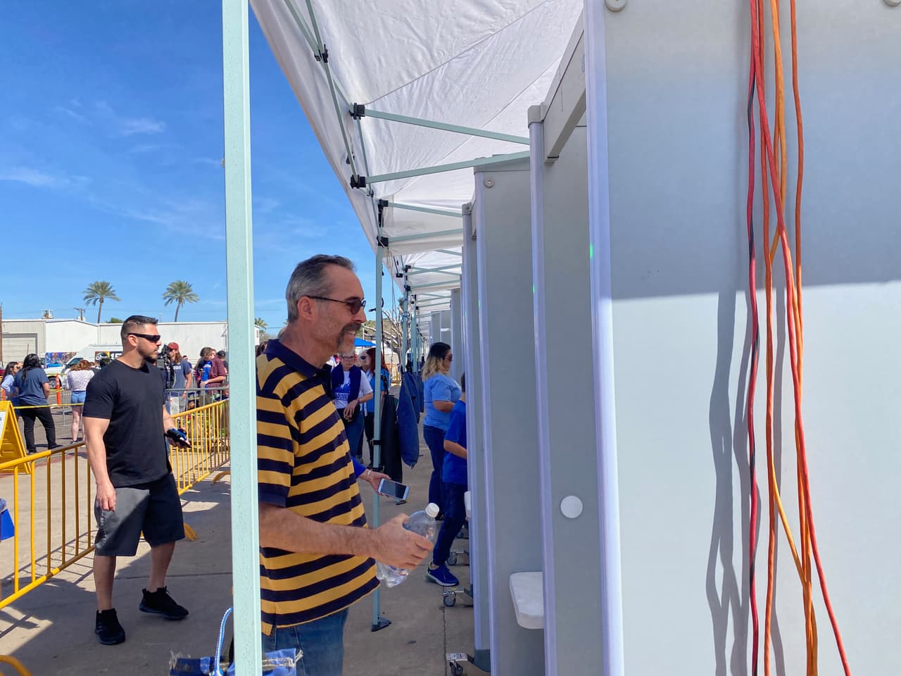 Desde el medio día comenzaron a llegar los simpatizantes del candidato demócrata a las afueras del Veterans Memorial Coliseum. El ingreso es permitido después de las 4:30 p.m.