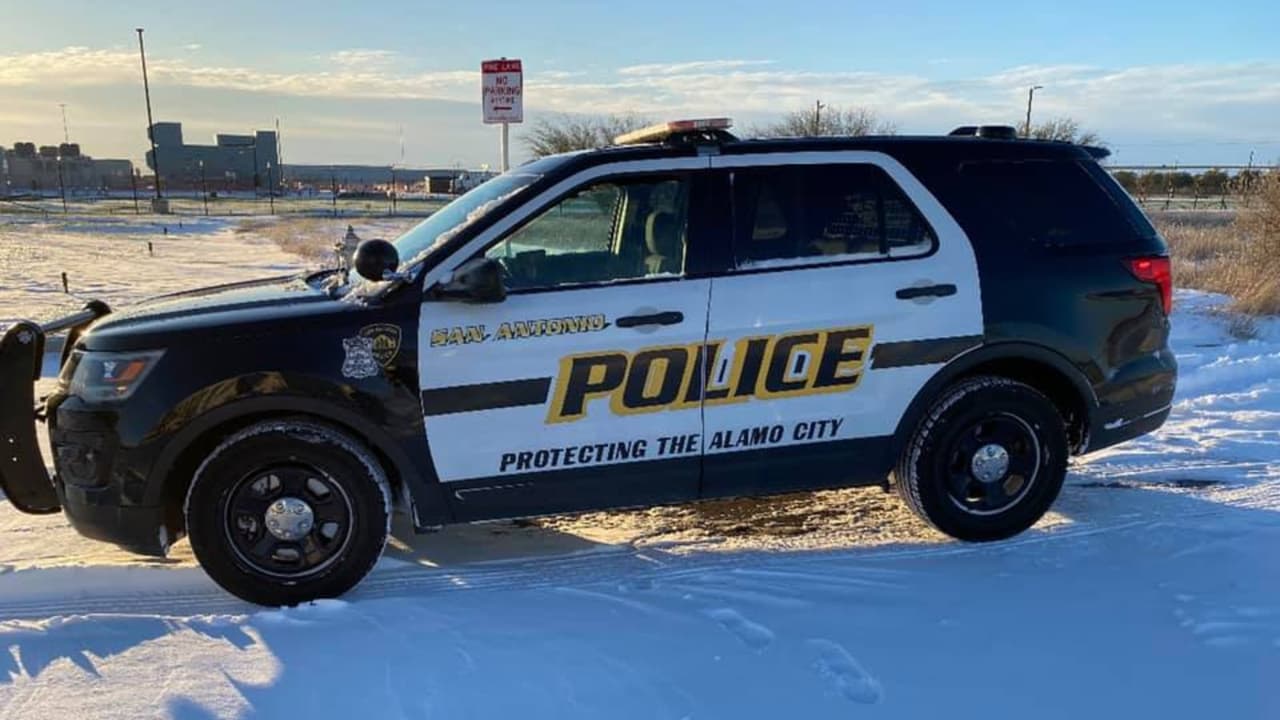 Suspenden a oficial de policía que habría enviado mensajes a mujer que conoció atendiendo un caso