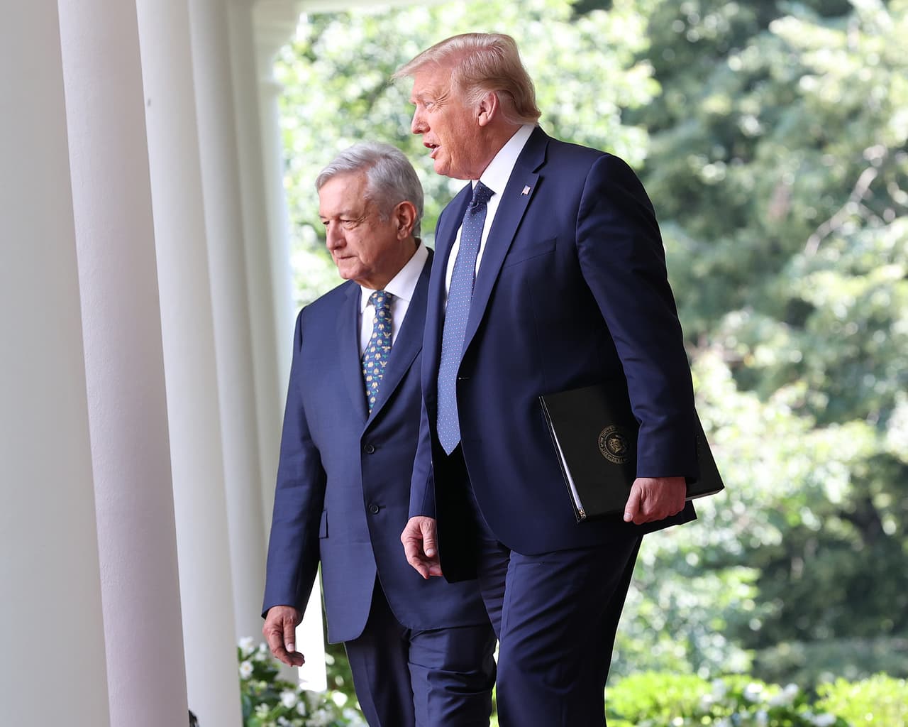 Los mandatarios caminaron juntos al Jardín de las Rosas de la Casa Blanca, desde donde enviaron sus respectivos mensajes sobre la reunión. 
<br>