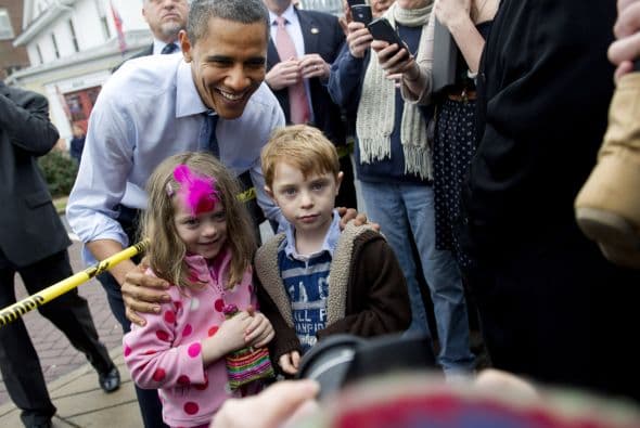 El presidente también se dio el tiempo para sacarse fotos con las personas que estaban a las afueras del lugar, y compartir con ellos la alegría de la Navidad.