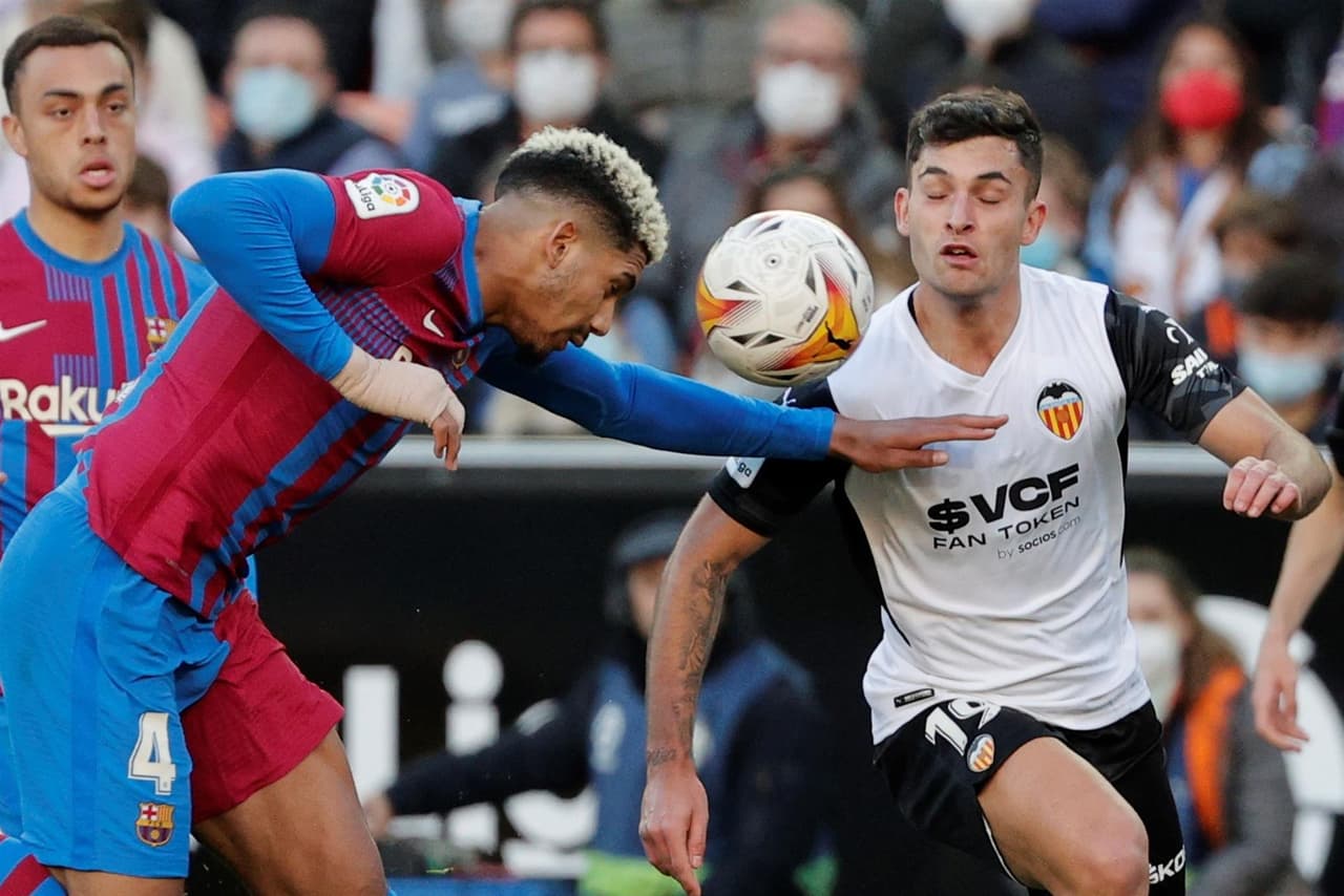 Barcelona golea a Valencia 4-1 durante la J25 en La Liga. Pierre Emerick Aubameyang se lució en su primer partido con la escuadra culé y anotó doblete, Frenkie de Jong sumó uno al 32' y Pedri, con golazo, hizo el cuarto gol de la tarde al 63'. Para el contrario descontó Carlos Soler al 52'.