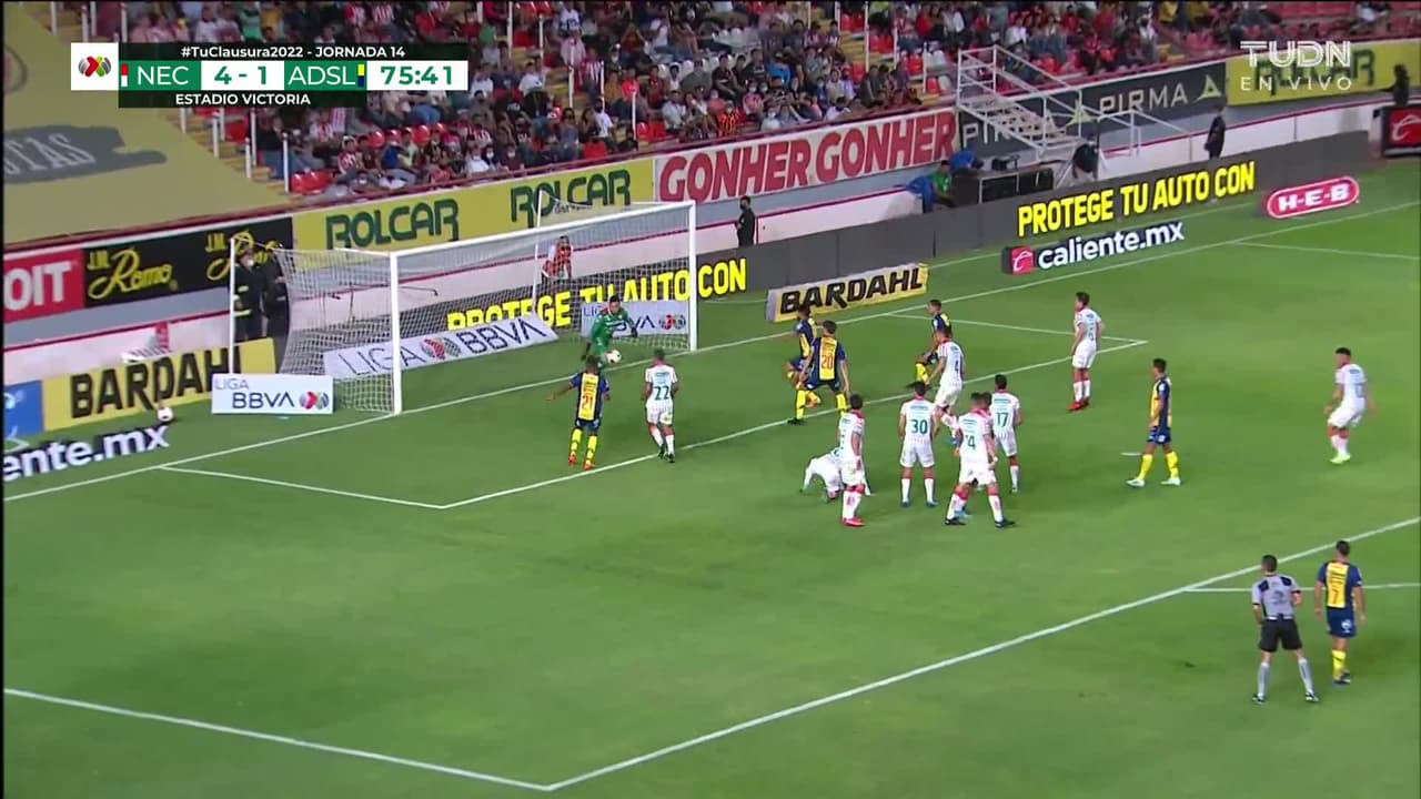 ¡Expulsión! El árbitro saca la roja directa a Heriberto Jurado.