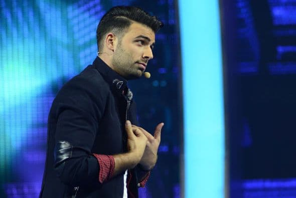 Jencarlos cantándole a Palomita.