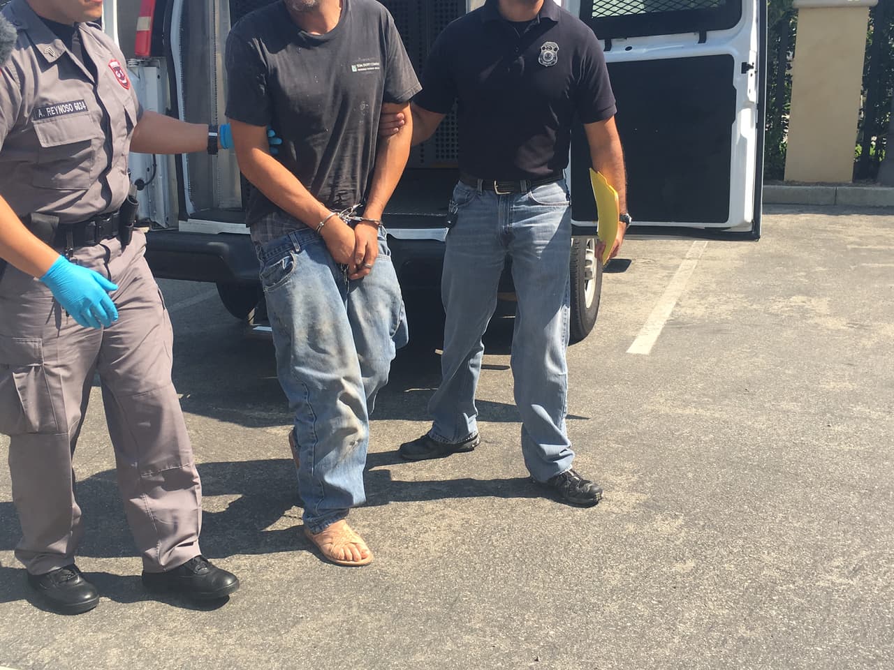 Los inmigrantes fueron trasladados a un centro de detención de ICE en Camarillo, en el condado de Ventura.