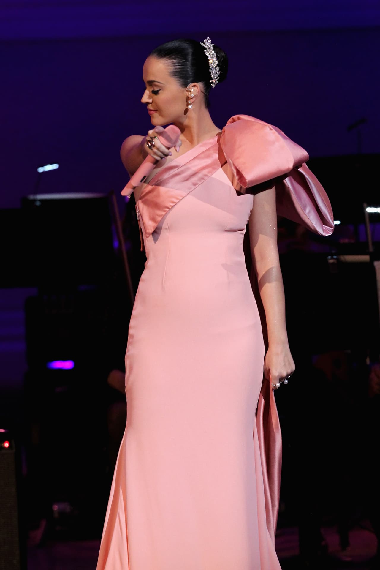 Un vestido rosa súper elegante que la hace lucir como toda una dama.