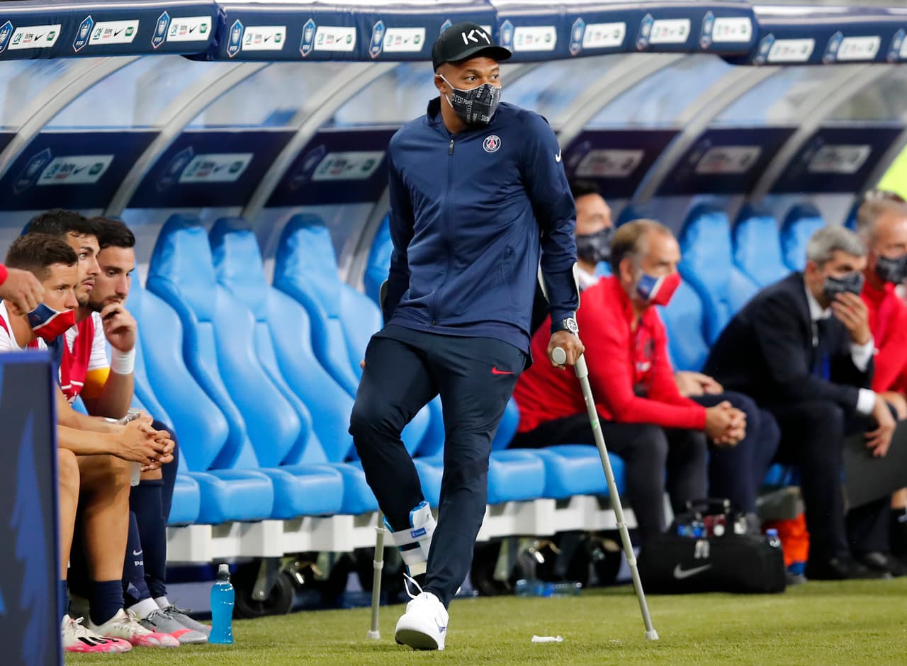PSG ganaba por la mínima St Etienne por la Copa de Francia. Perrin entró fuerte sobre el pie derecho del francés cuando PSG se lanzaba al ataque. Se armaba la bronca en el terreno de juego y Perrin salió expulsado (31’). Kylian fue atendido dentro de la cancha y tuvo que dejar el partido entre lágrimas. Medios franceses afirman que Mbappé sufrió un esguince en su tobillo derecho.