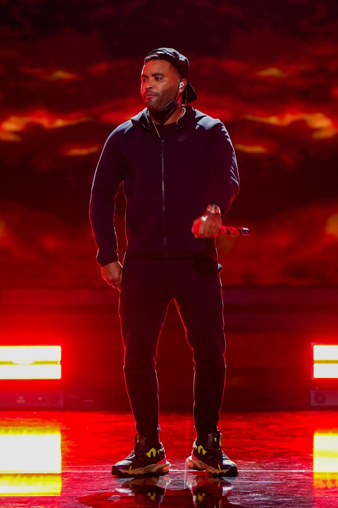 Zion estuvo atento también y trabajó en conjunto con las bailarinas que participarán en el performance.