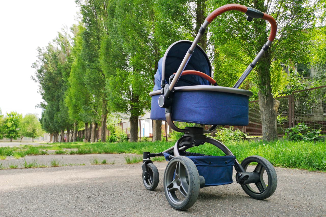 Fingían pasear a un bebé en un carrito pero fueron atrapados con objetos robados bajo una manta