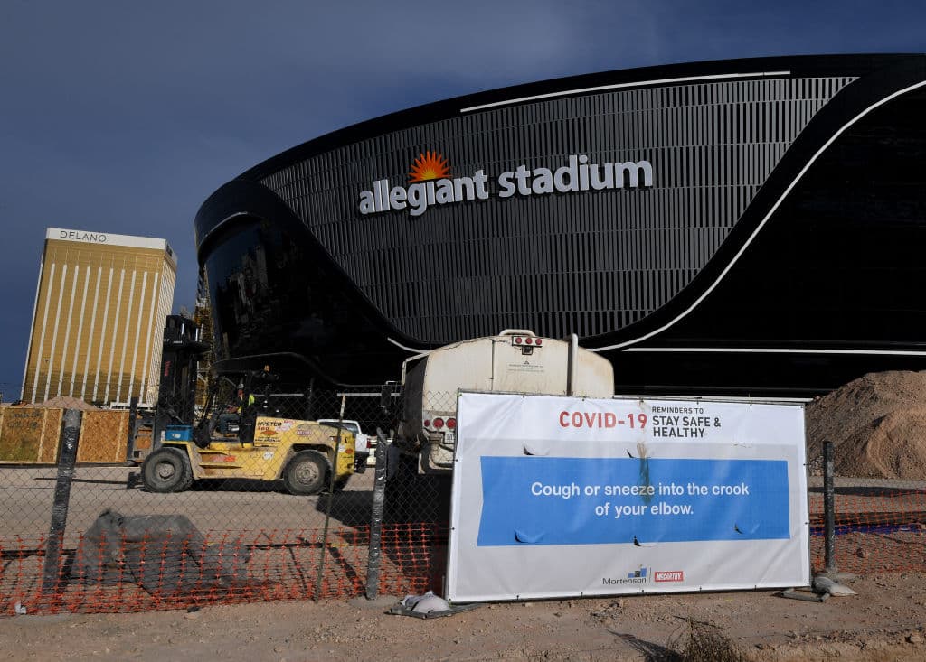 El Allegiant Stadium, nueva casa de Las Vegas Raiders, recibe los últimos detalles para ser estrenado la siguiente temporada de la NFL.