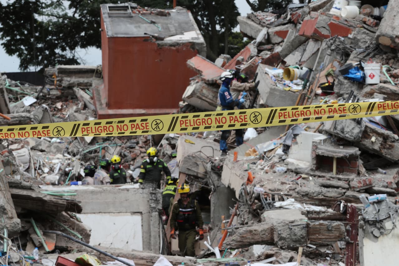 Cintas de precaución acordonan un edificio derrumbado por el terremoto en Cali, Colombia, el domingo 16 de agosto de 2026. (Foto AP/Santiago Saldarriaga)