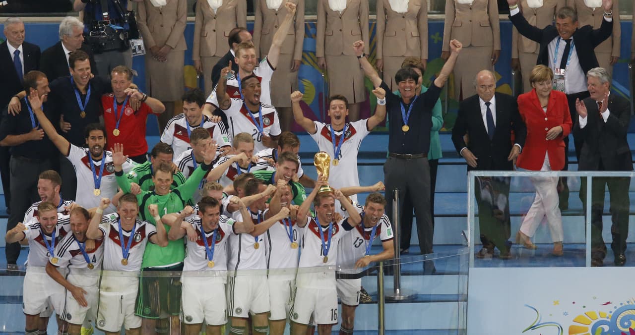 Mientras tanto, 
<b>Alemania</b> es el campeón defensor del título que logró en el Mundial de 
<b>Brasil 2014</b> y también cuenta con los campeonatos logrados en 
<b>Suiza 1954</b>, 
<b>Alemania 1974</b> e 
<b>Italia 1990</b>. 
<br>