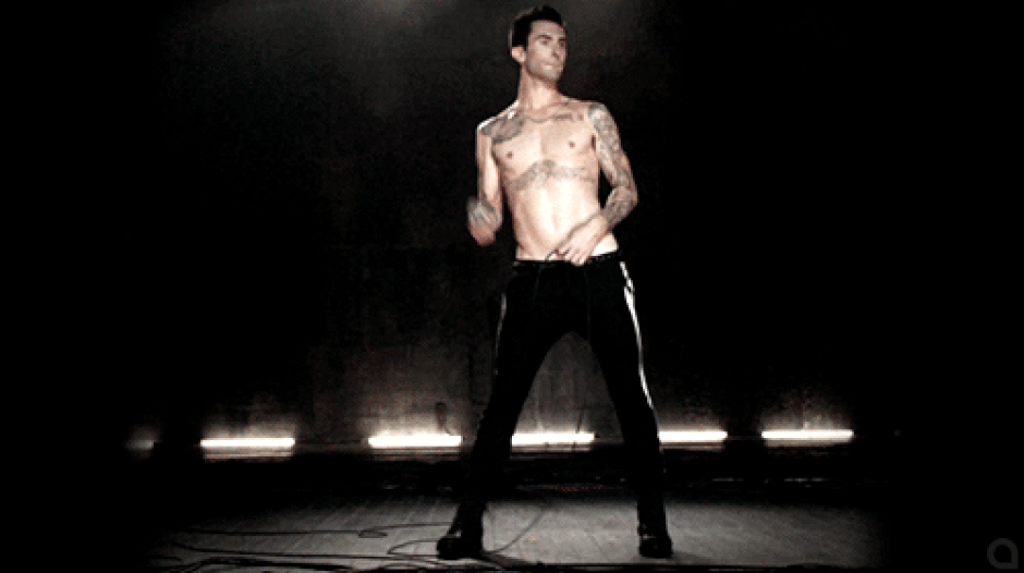 Sin camisa para el clip de 'Moves Like Jagger'.