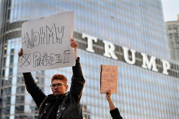 Desde las 5 pm, los manifestantes se concentraron en las inmediaciones de la Torre Trump, que fue el punto de encuentro de la llamada "protesta de emergencia”, para asistir a la marcha a la que convocaron varias asociaciones de defensa de los derechos civiles.