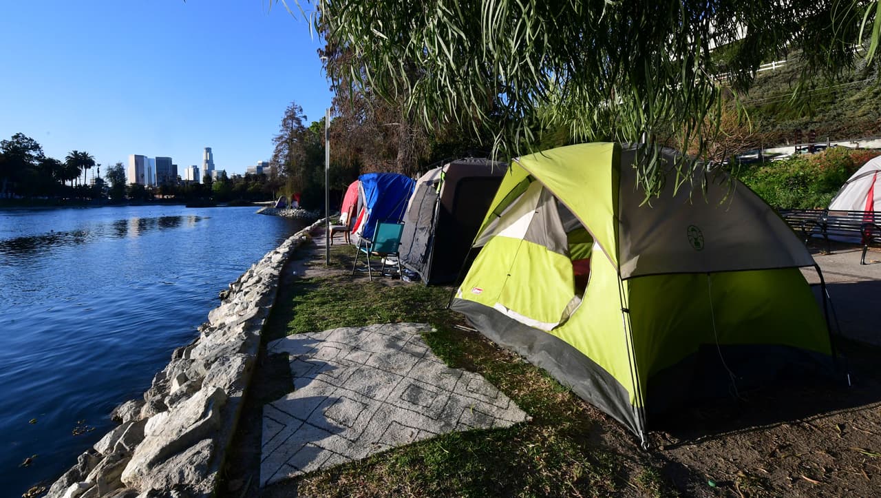 Los lugares públicos que en un momento fueron usados por los residentes del área y turistas para recreaciones temporales,
<b>está ahora ocupado por cientos de carpas con vista al lago y acceso a baños y otros servicios improvisados</b> que se han creado por iniciativa de la comunidad que allí vive.