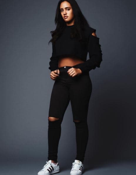 Simone Johnson heredó muchas facciones de su fortachon padre, entre ellas la estatura. Mide 5'10'', de acuerdo a su perfil en línea en IMG Models.