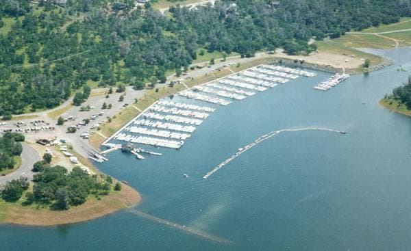 A menos de 30 millas de Sacramento, 
<b>el lago Folsom</b> se ubica justo en la falda de la Sierra Nevada del norte de California. Muy popular para deportes náuticos y uso de jet-ski.