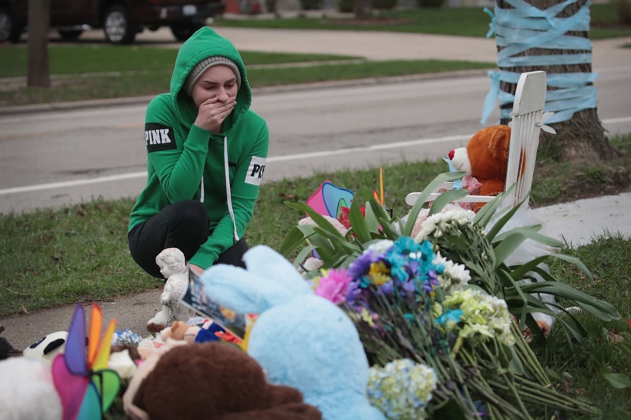 La pareja encontró a AJ muerto temprano a la mañana siguiente, indicó Freund a la policía.