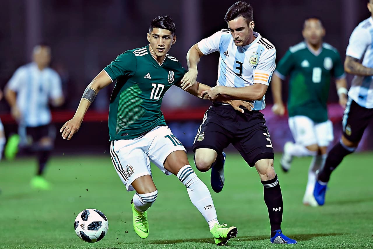 Con más posesión de balón, México no tuvo profundidad para generar suficiente peligro en el arco rival.