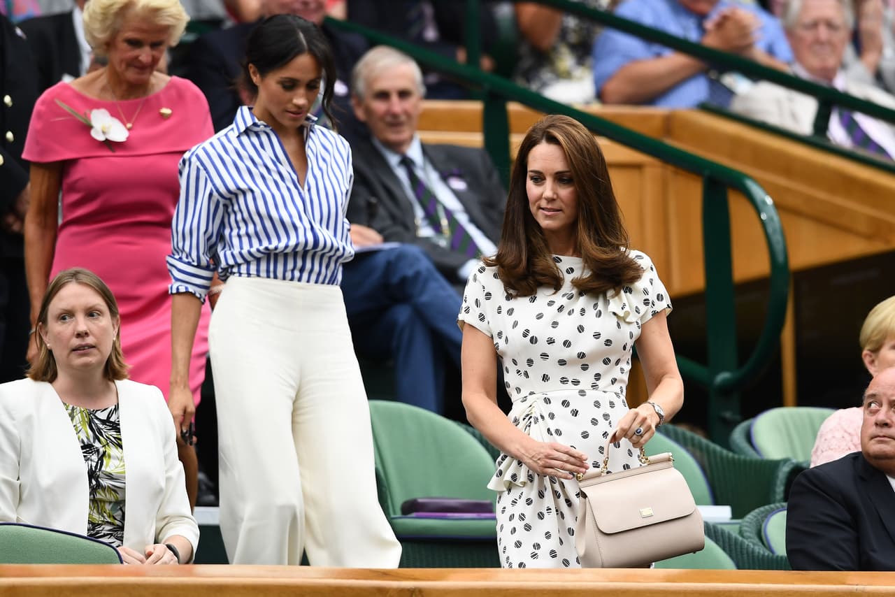 La duquesa de Cambridge llevó un vestido muy veraniego de su diseñadora favorita Jenny Packham hecho a la medida y con un estampado que recordaba a unas pelotas de tenis -muy apropiado para la ocasión-.