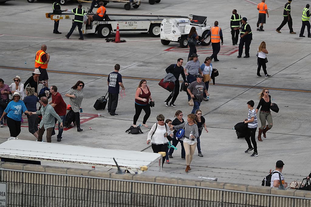Pasajeros y empleados del aeropuerto de Fort Lauderdale buscan refugio tras el tiroteo