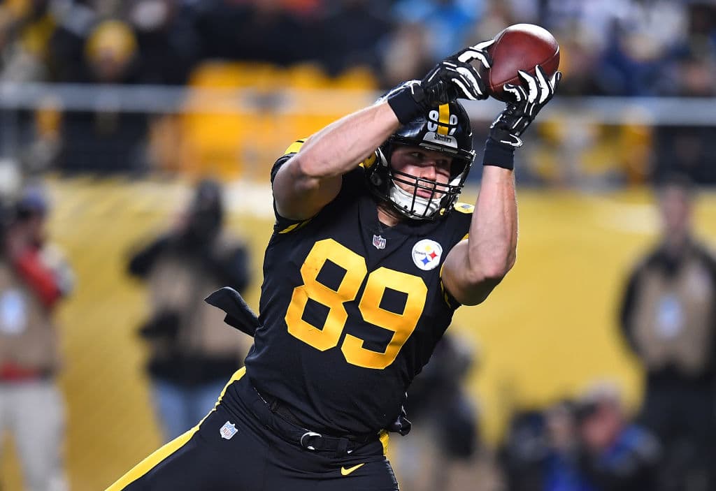 Empezando la segunda mitad, Pittsburgh no quitó el pie del acelerador. Con pase de touchdown de 12 yardas del 'Big Ben' a Vance McDonald los Steelers ganaban 38-14 restando 8:18 en el tercer cuarto.