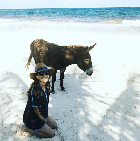 Desde las playas de Tulum, Quintana Roo, Karla Martínez bromeaba y enviaba saludos a todos sus seguidores.