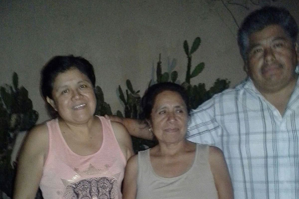 Carmelita Gutiérrez (izquierda) junto a su esposo Fernando. Al centro doña Jacinta, una amiga de la familia.