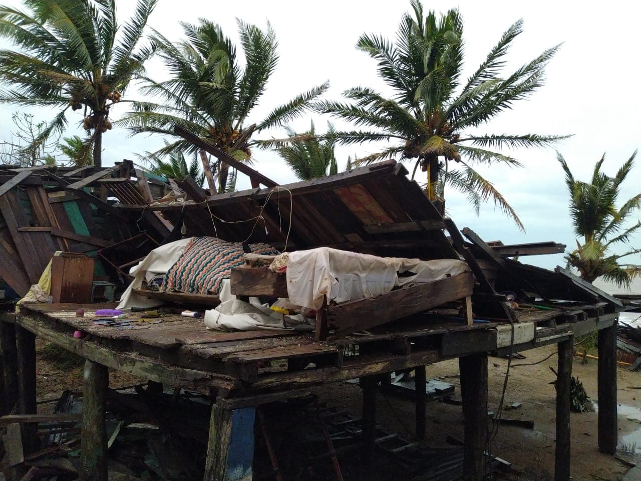 Una vivienda destrozada por Iota en Puerto Cabeza, Nicaragua. Más de 40,000 personas estaban en refugios. Una iglesia perdió parte de su techo en Puerto Cabezas.
<br>