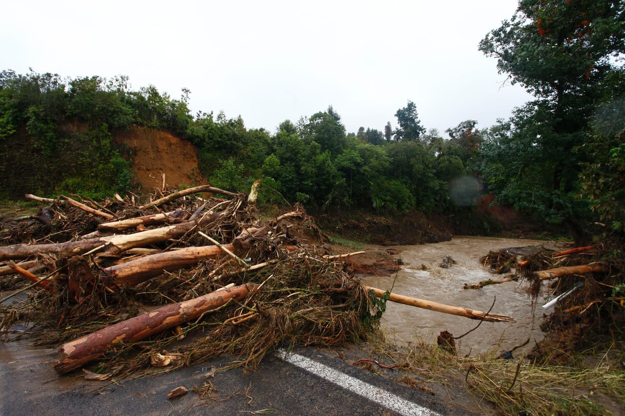 Caminos y carreteras quedaron destruidos en Puebla.