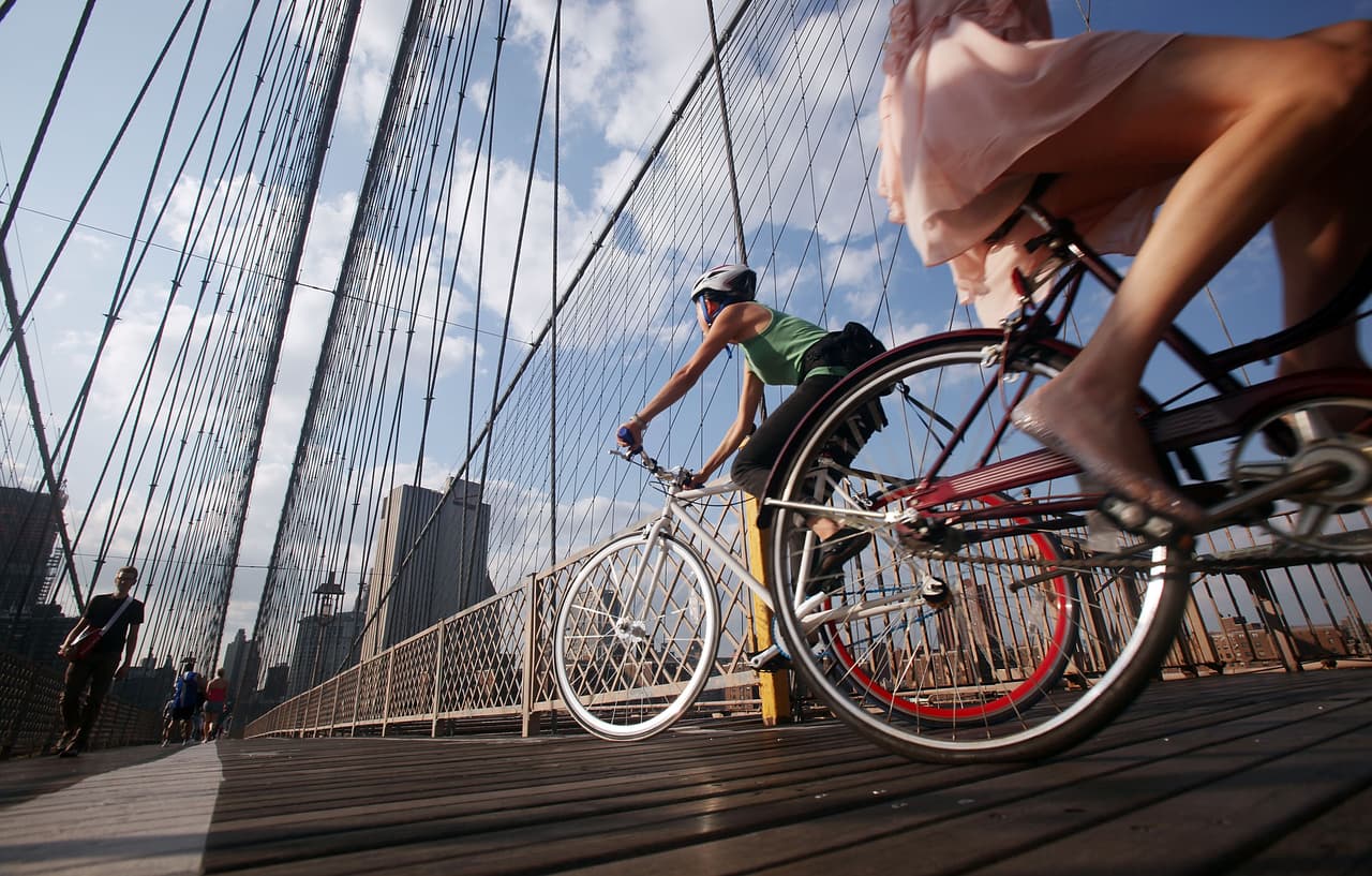 El Departamento de Transporte ha estado proponiendo diseños para un nuevo carril bici en el puente de Brooklyn desde 2016.