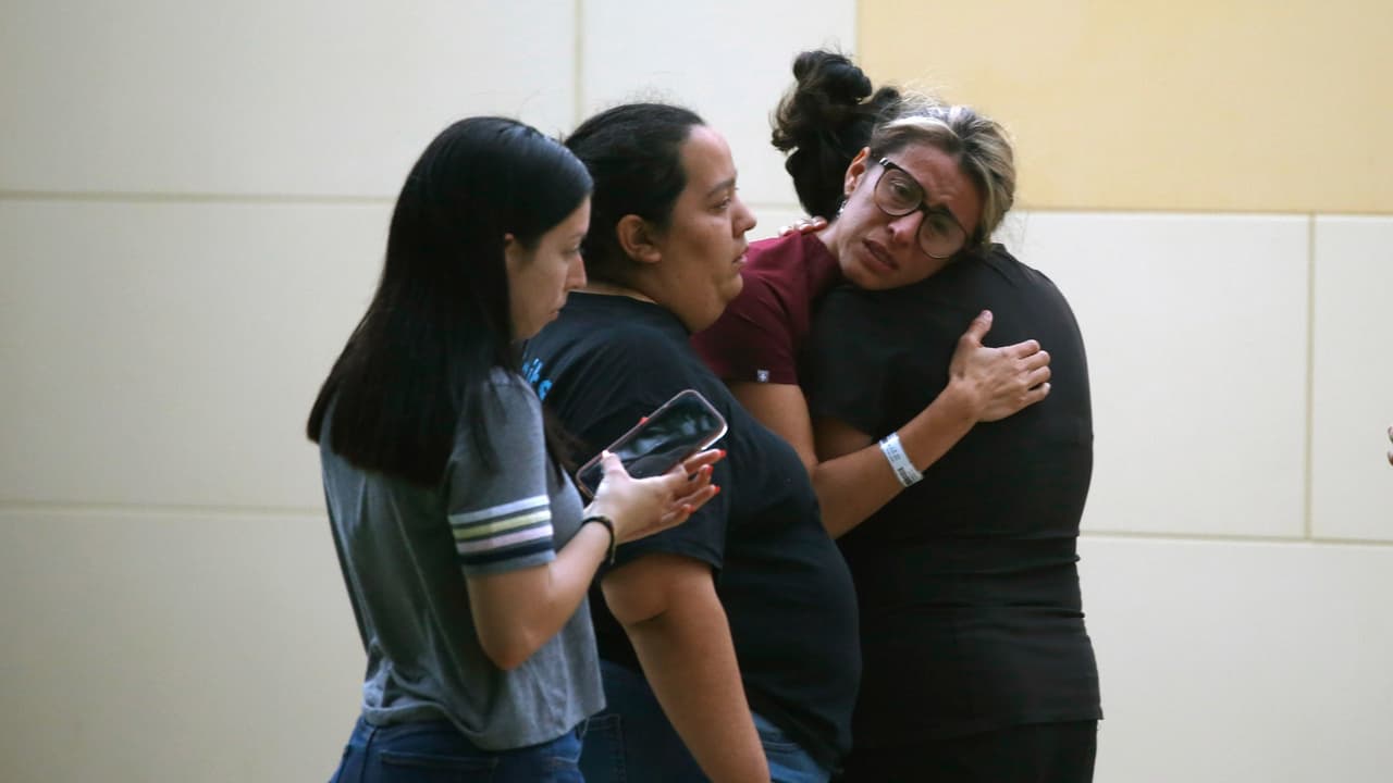 Cómo hablar con tus hijos (según su edad) sobre los tiroteos que ocurren en sus escuelas