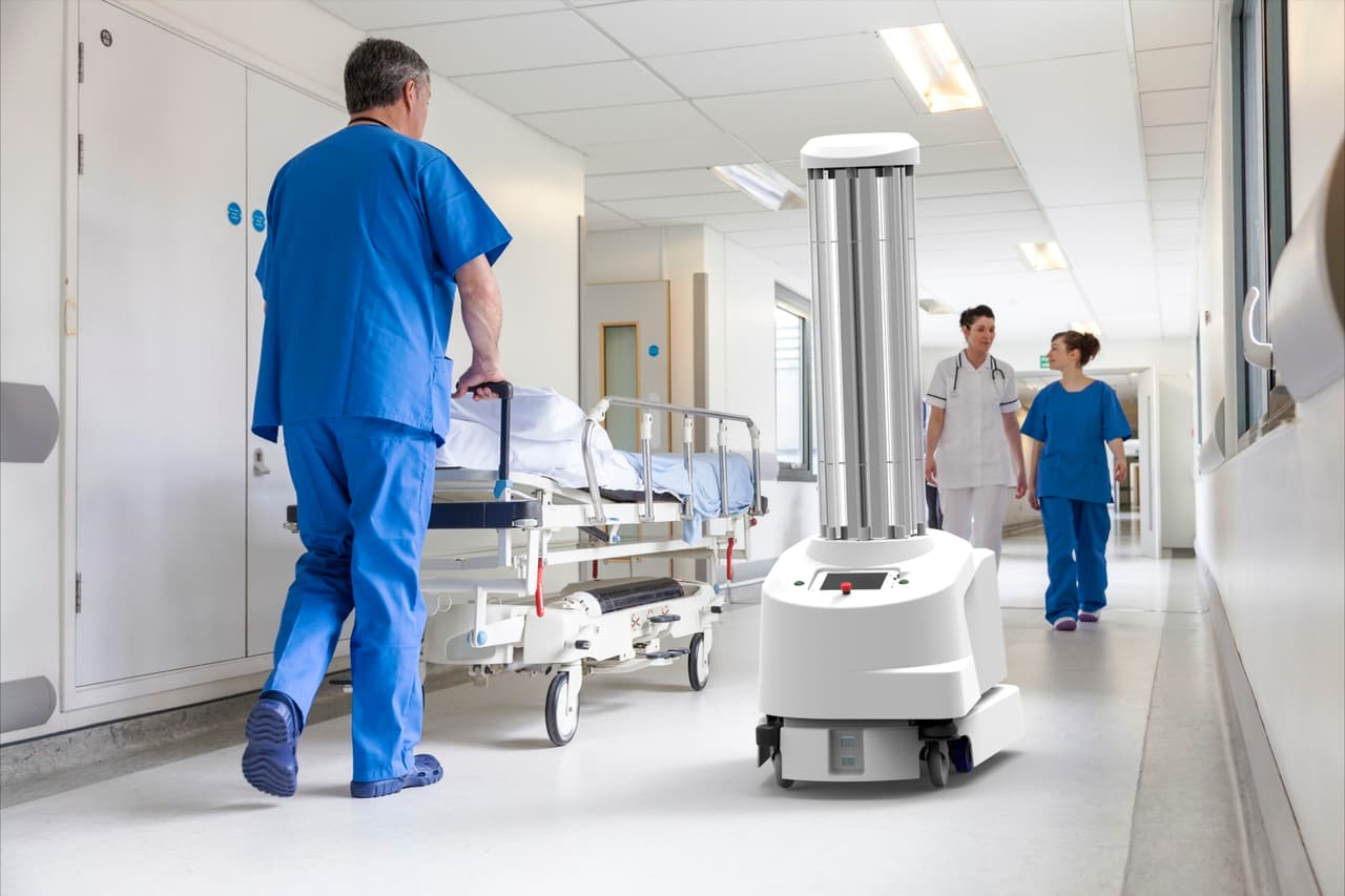 <b>UVD, el robot desinfectante.</b> La radiación que emiten estas máquinas fueron probadas en el Hospital Universitario de Odense, Dinamarca. Tiene un potente efecto germicida capaz de eliminar prácticamente todos los agentes microbianos nocivos, tanto en el aire como en las superficies.