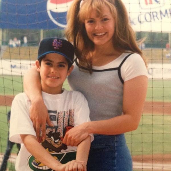 1. Nació en Cuba pero cuando tenía siete años emigró con su familia a México, ya que su madre se casó con un jugador de béisbol mexicano. Durante 18 años vivió en Chihuahua.