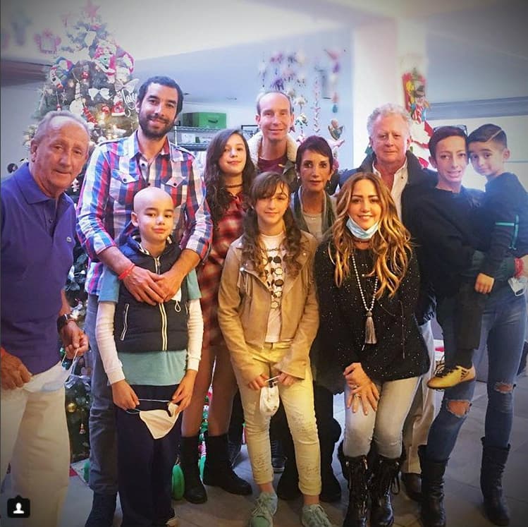 <b>Andrea Legarreta</b> compartió con sus seguidores en redes sociales varias instantáneas de su celebración navideña.