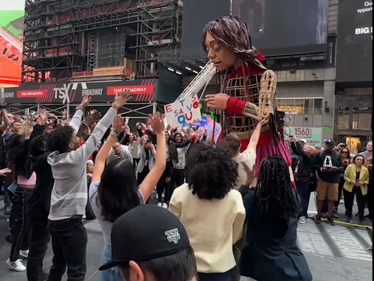 La Marioneta Amal llegó a Nueva York después de convivir con refugiados en Polonia y Ucrania y recorrer 8 países. La muñeca fue recibida por una producción de Broadway de estudiantes migrantes.