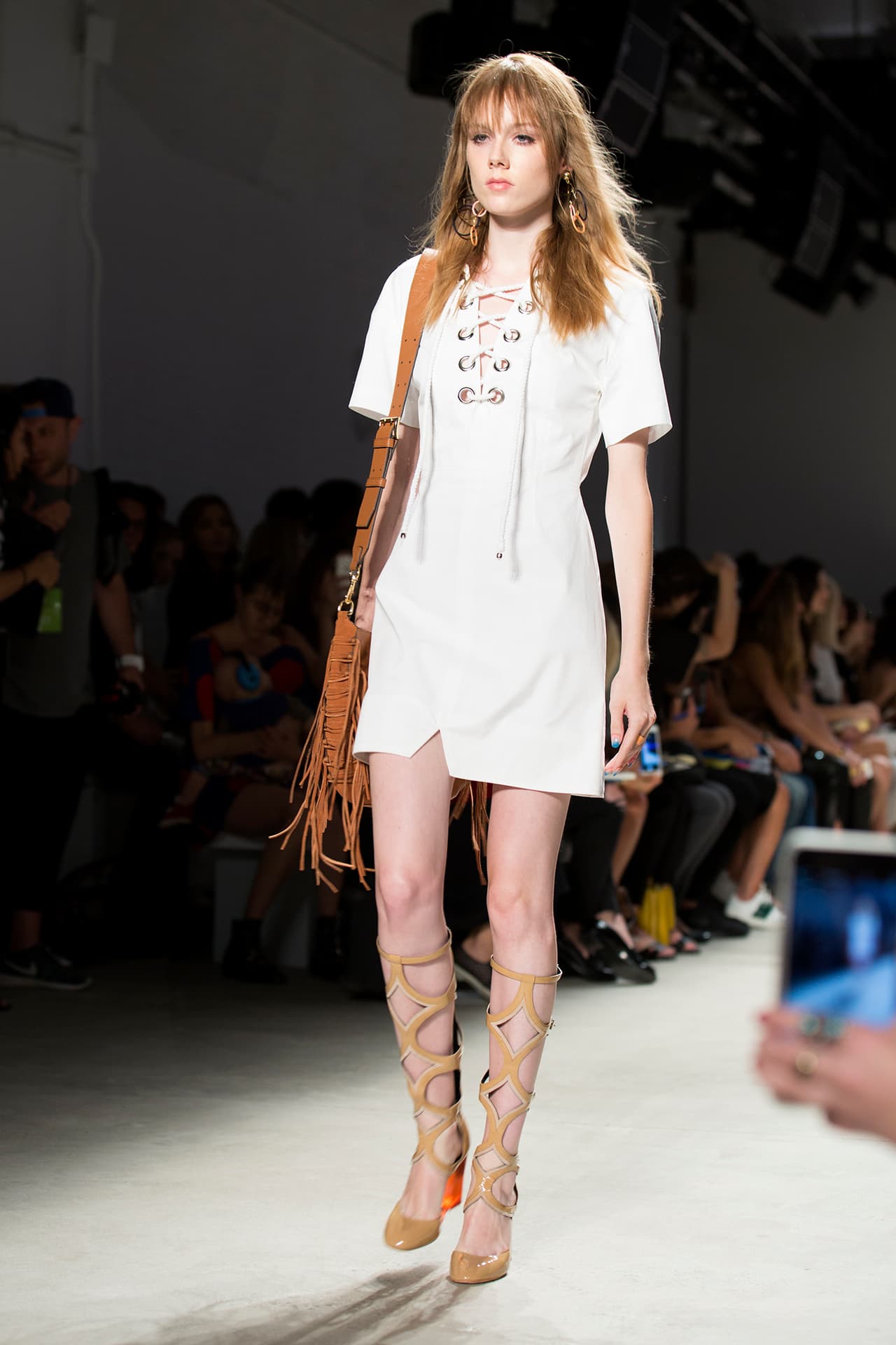 Además nos presenta una versión renovada de las sandalias gladiadoras, que combinan con los diseños simples. Rebecca Minkoff. NYFW, Spring/Summer 2016 - 09/12/2015