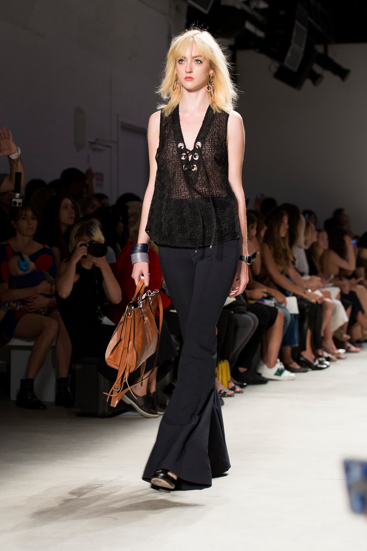 Como ya nos lo había anunciado la colección Otoño-Invierno 2015, los pantalones acampanados están de vuelta y mejor que nunca. Así que debes salir y elegir el más adecuado para ti.Rebecca Minkoff. NYFW, Spring/Summer 2016 - 09/12/2015