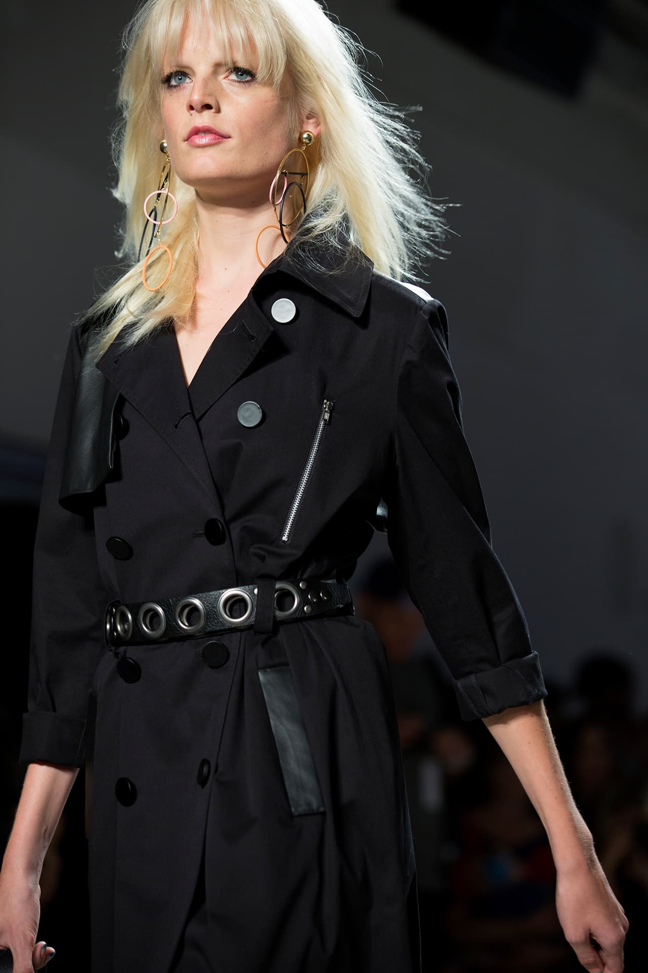 Las formas circulares anchas cobran protagonismo en gabardinas. Rebecca Minkoff. NYFW, Spring/Summer 2016 - 09/12/2015